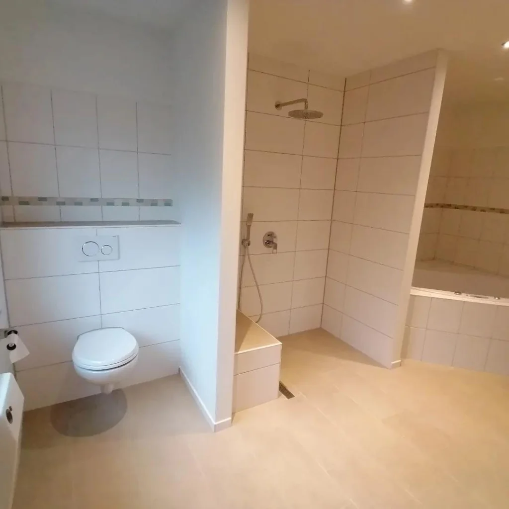Helles Bad mit bodengleicher Dusche und Hänge-WC