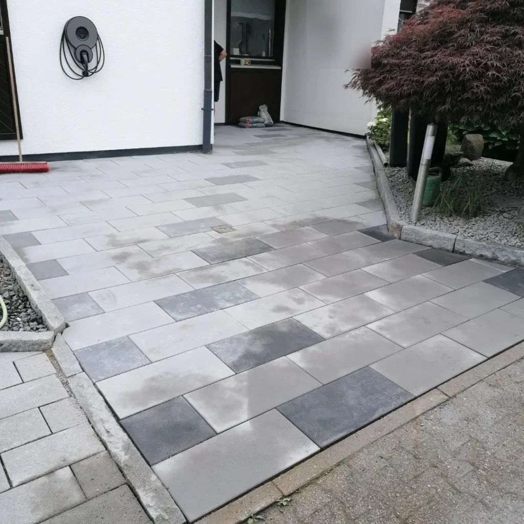 Eingangsbereich mit neuen großformatigen Platten
