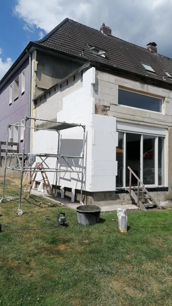 Fassade mit Dämmplatten und Gerüst
