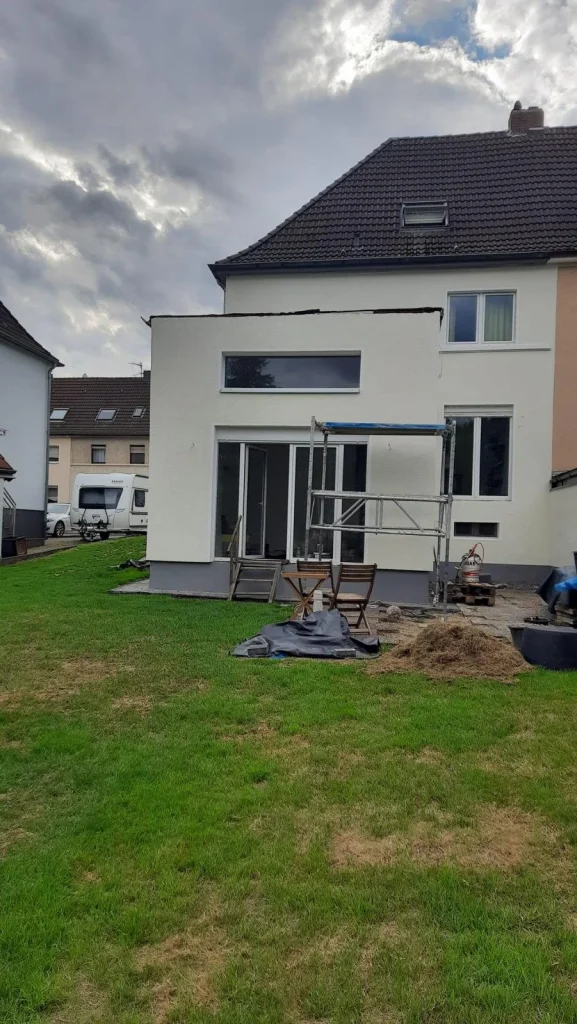 Gedämmte und neu verputzte Rückfassade eines Wohnhauses