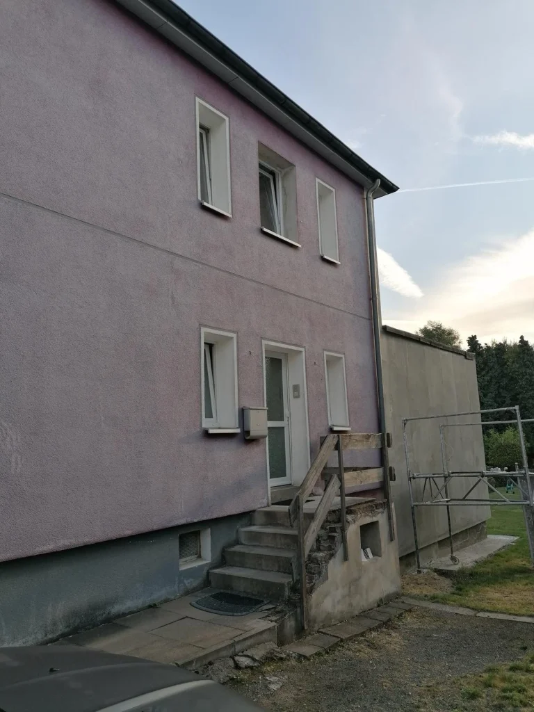 Fassade in Lila vor dem neuen Anstrich