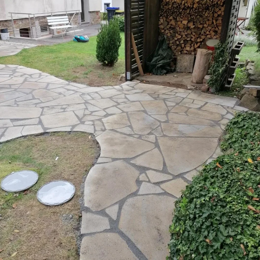 Gartenweg aus Polygonalplatten