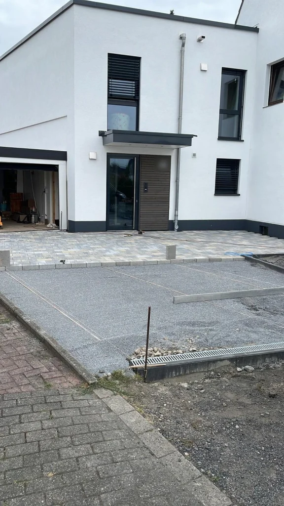 Eingangsbereich eines modernen Hauses mit neuer Pflasterfläche