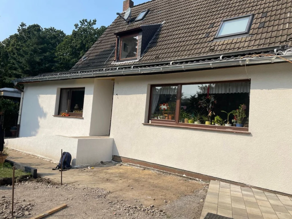 Hausfront mit neuem hellem Putz