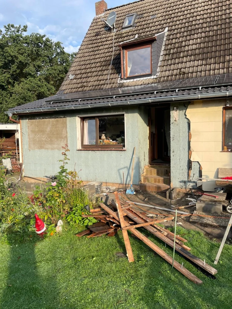 Hausfront während des Rückbaus