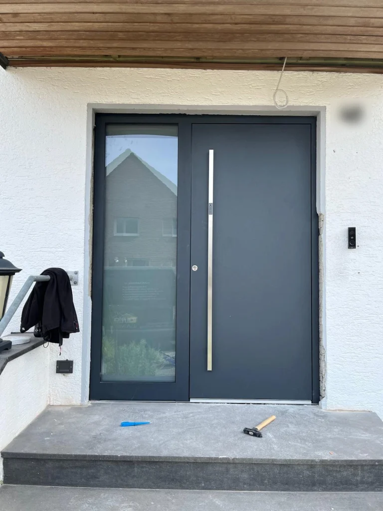 Neue anthrazitfarbene Haustür mit Glaseinsatz