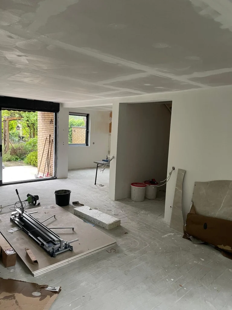 Innenausbau mit verspachtelter Decke und neuen Wänden