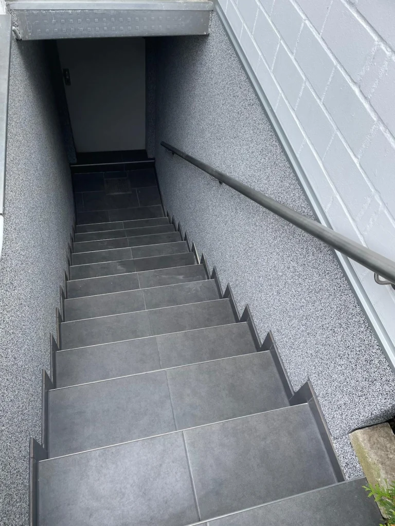 Kellertreppe mit neuen Fliesen und Handlauf