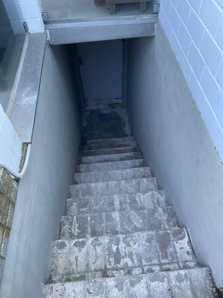 Verwitterte Kellertreppe vor der Sanierung