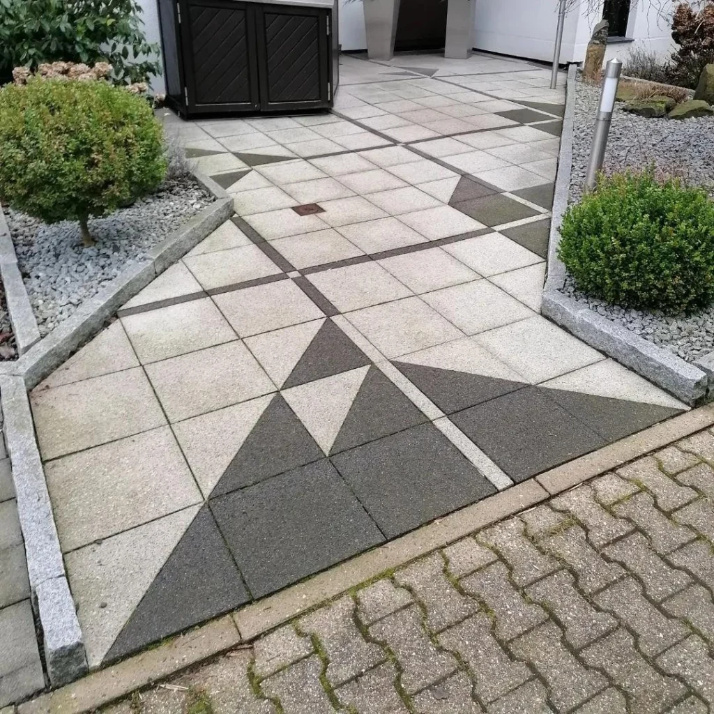 Plattenbelag mit Dreiecksmuster und Granitkanten