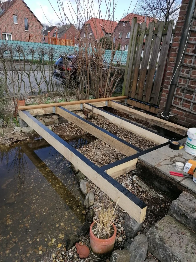 Unterkonstruktion des Holzdecks am Teich