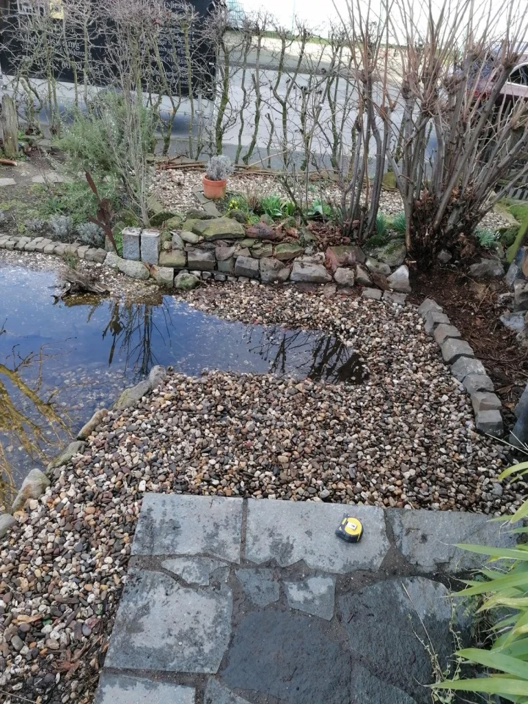 Gartenteich vor dem Bau des Holzdecks