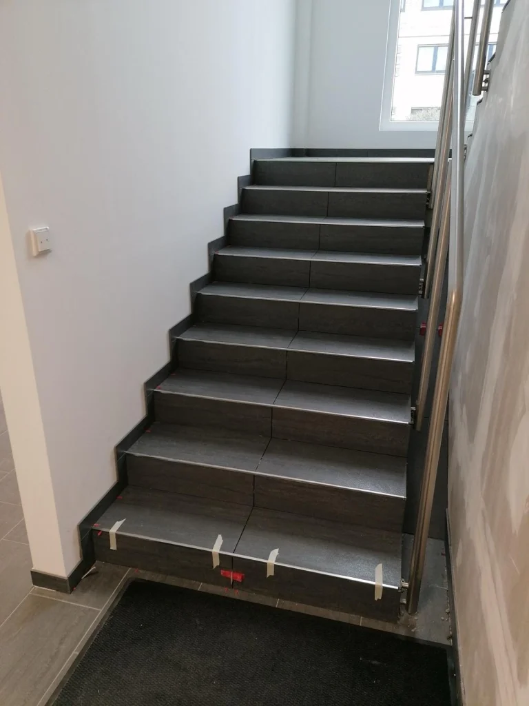 Treppe mit dunklen Fliesen nach der Sanierung