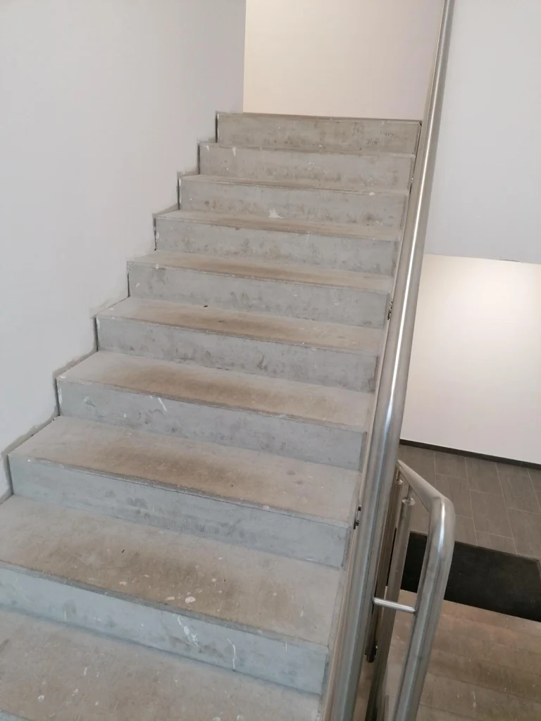 Betontreppe mit Edelstahlgeländer vor der Sanierung
