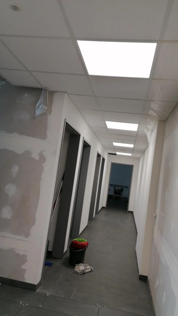 Flur mit neuen Trockenbauwänden und Rasterdecke