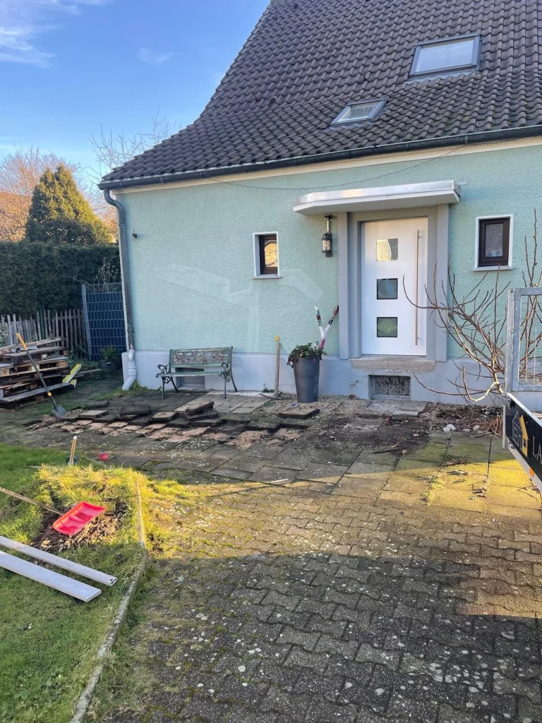 Neues Vordach und Haustür an einem Einfamilienhaus
